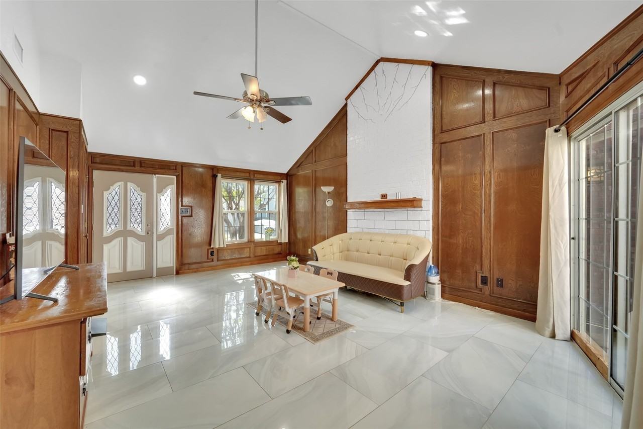 3021 Waterfront Cir - Photo 5 of 28