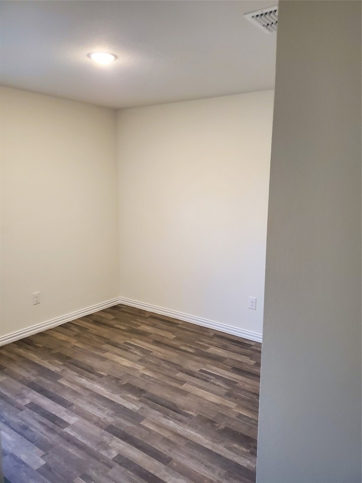 201 S 2nd St - Photo 4 of 10