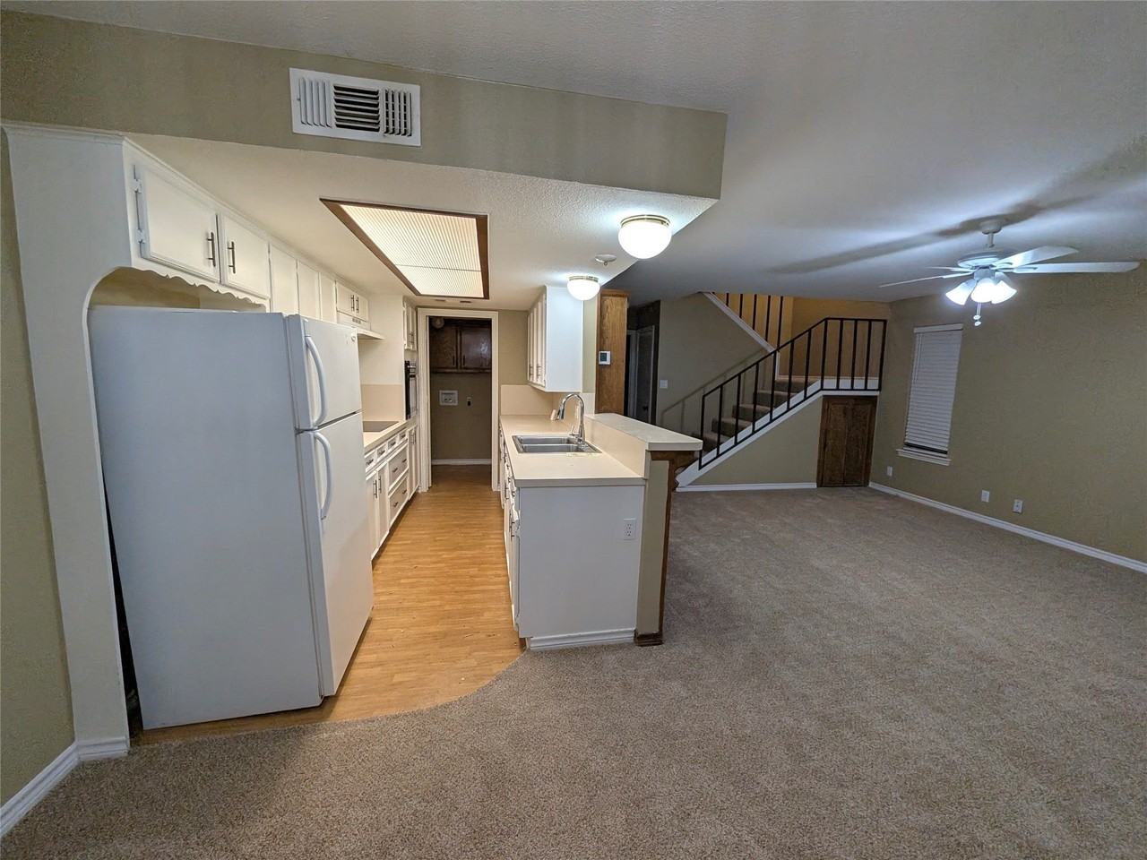 320 N Charles St - Photo 3 of 12