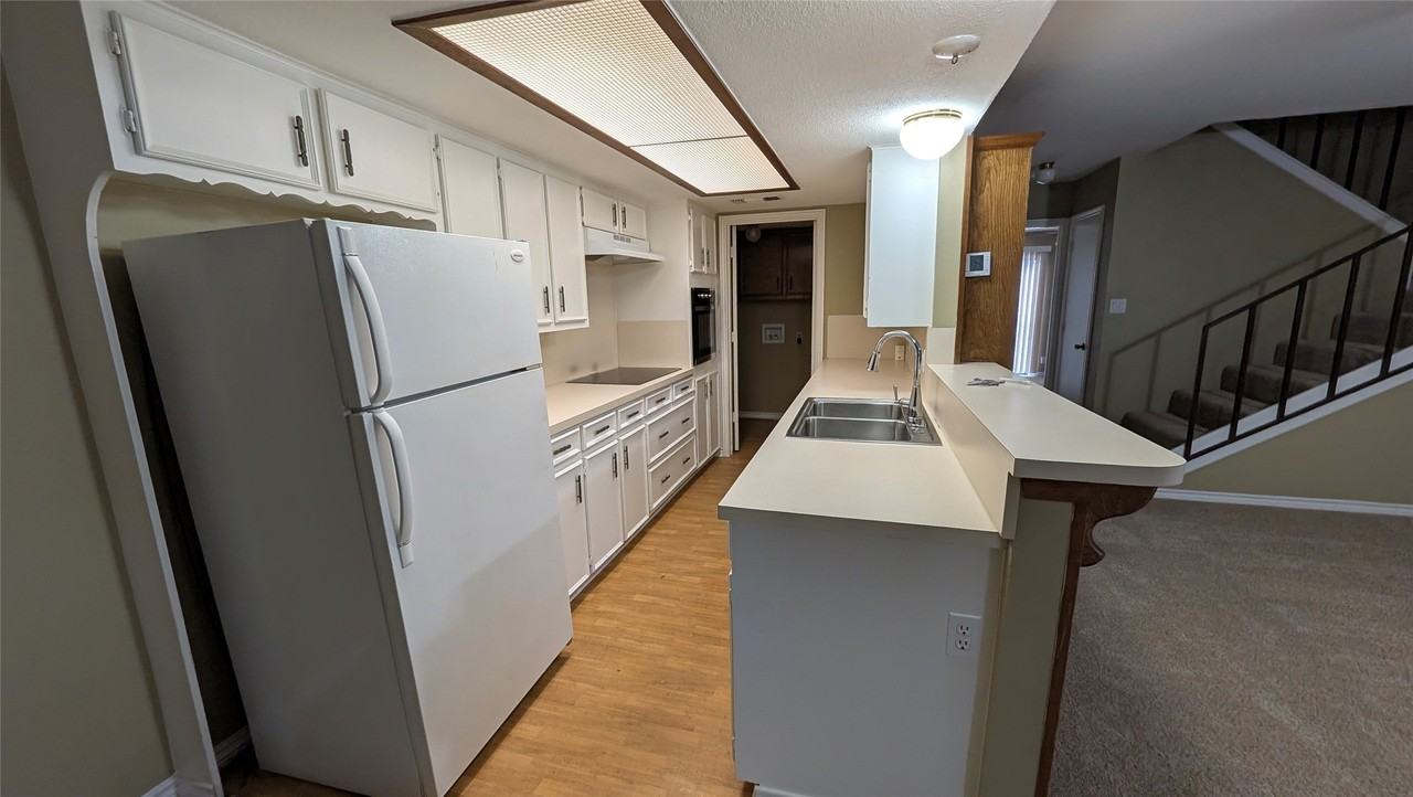 320 N Charles St - Photo 4 of 12