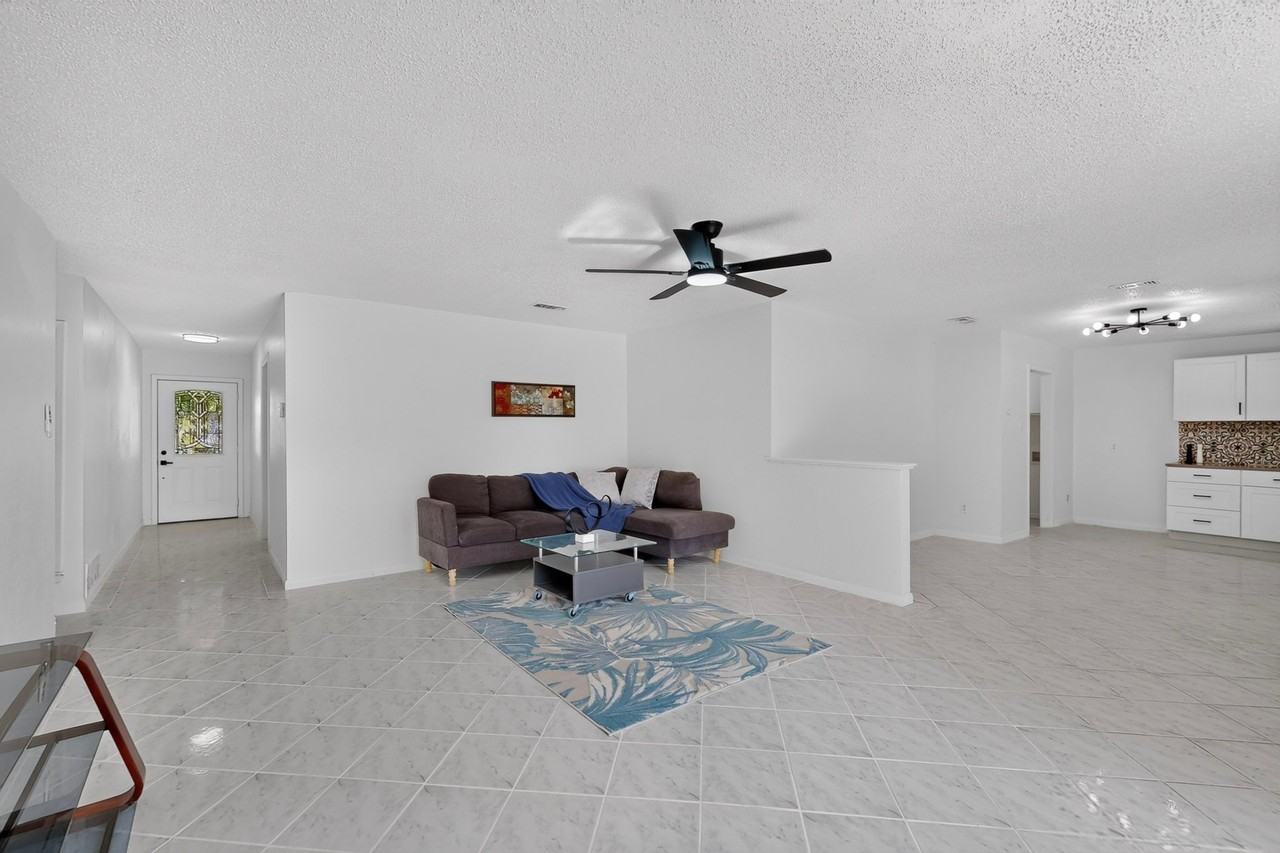 5451 Lubbock Ave - Photo 3 of 30
