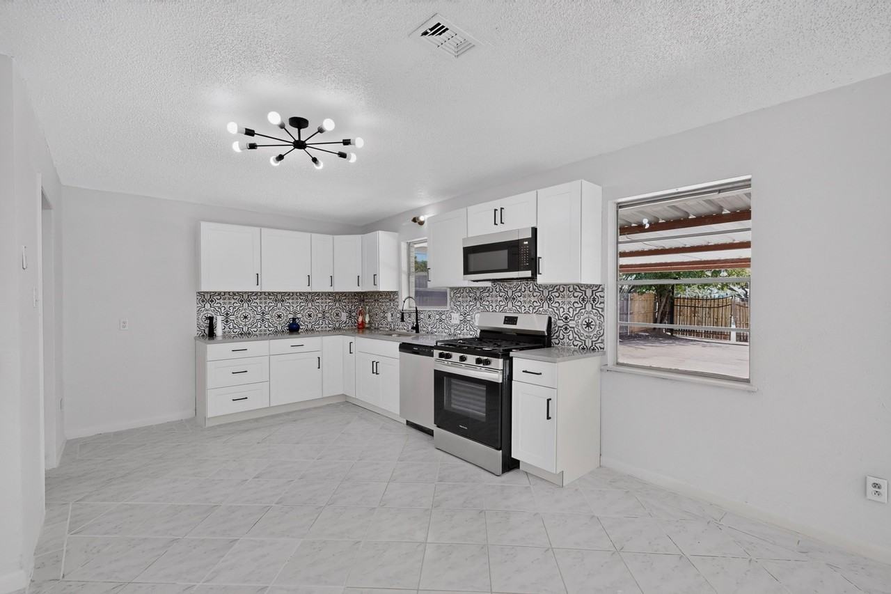 5451 Lubbock Ave - Photo 7 of 30