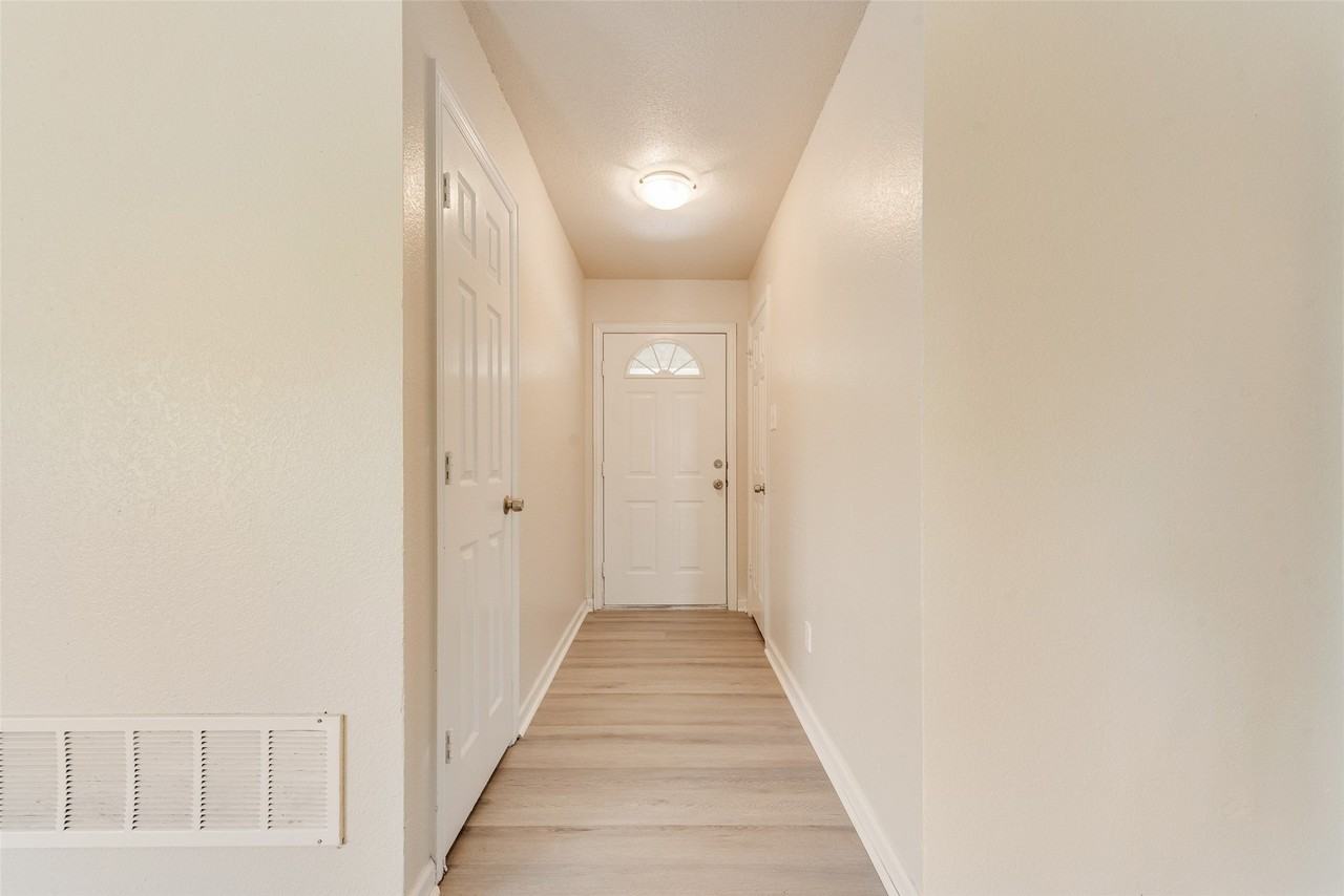 220 Hollywood Dr - Photo 3 of 18