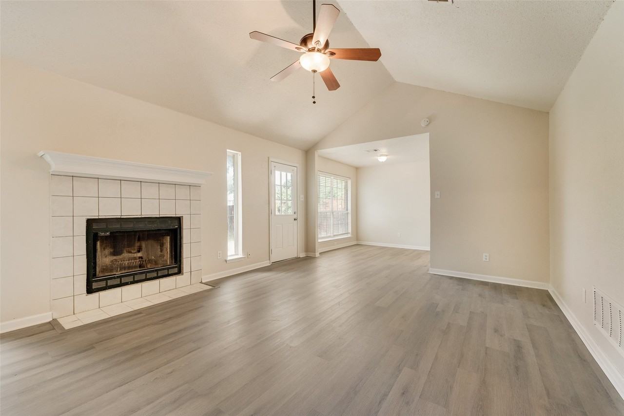 220 Hollywood Dr - Photo 4 of 18