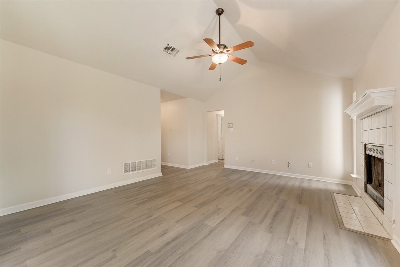 220 Hollywood Dr - Photo 5 of 18