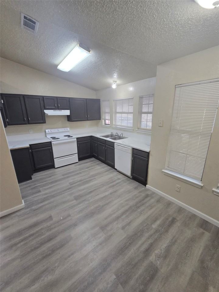 919 Gaynor Ave - Photo 3 of 10