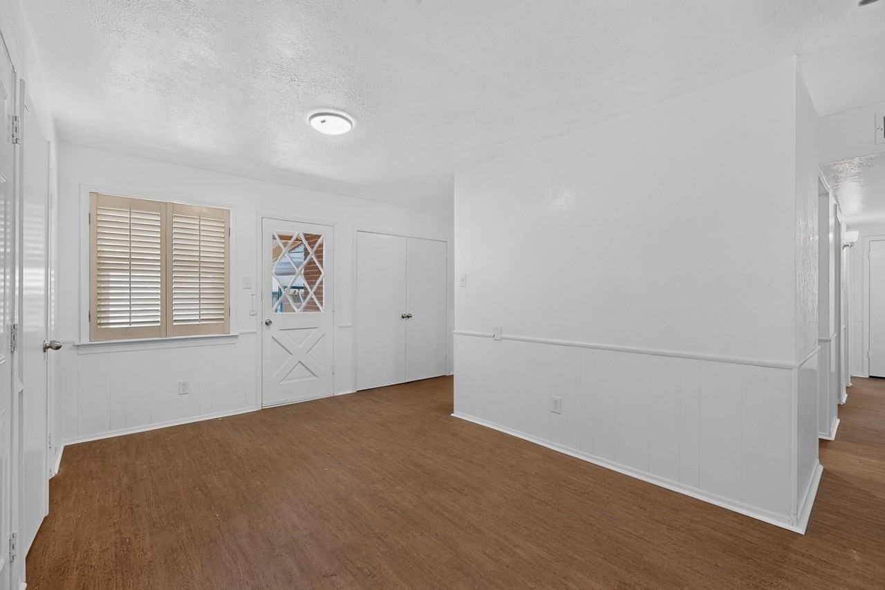 4414 Greenland Dr - Photo 5 of 35
