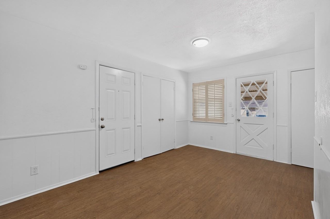 4414 Greenland Dr - Photo 6 of 35