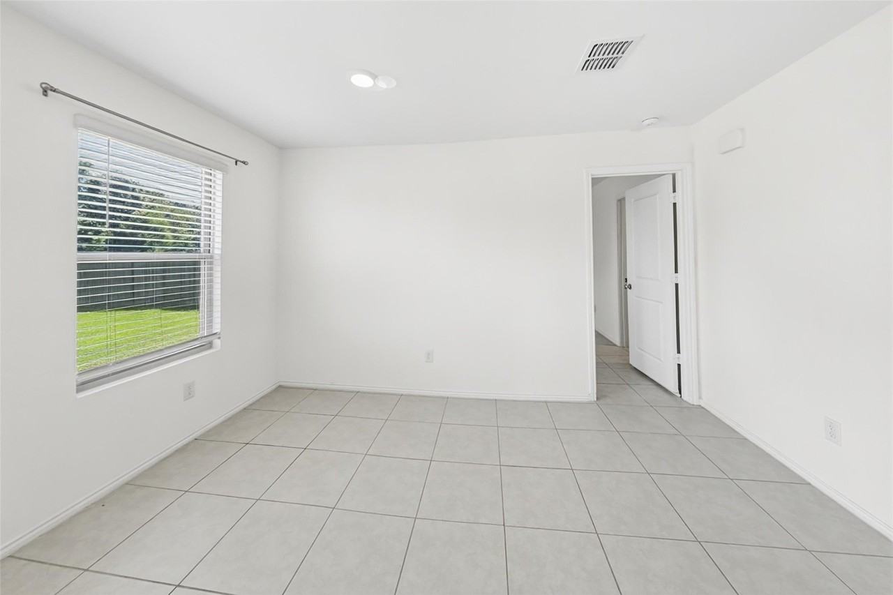 1380 Beach Dr - Photo 6 of 26