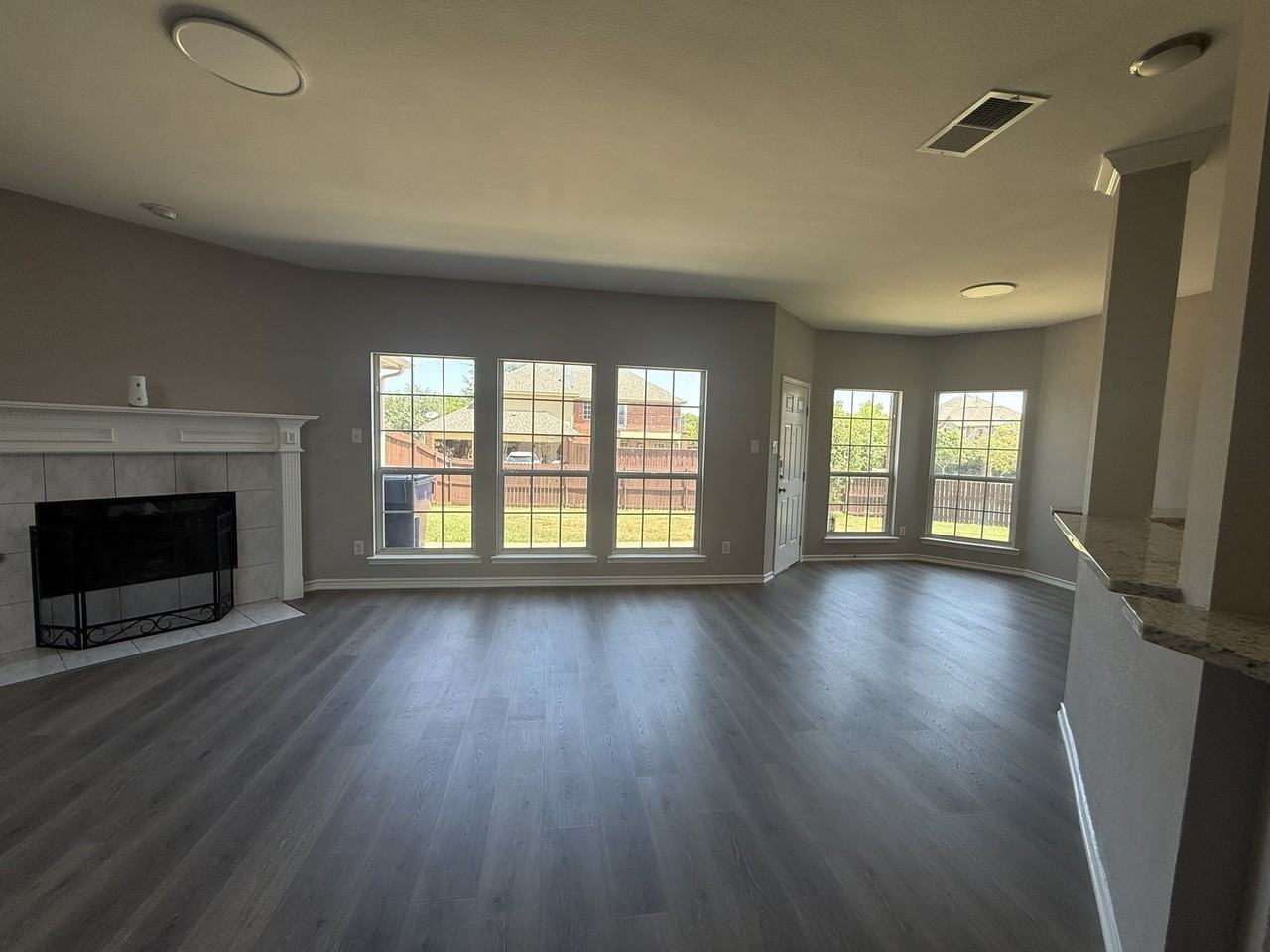 1220 Resaca Dr - Photo 4 of 32
