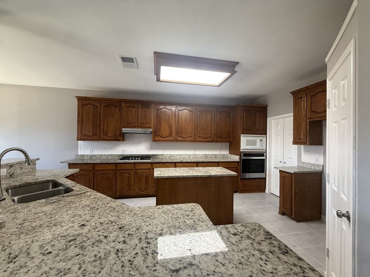 1220 Resaca Dr - Photo 5 of 32
