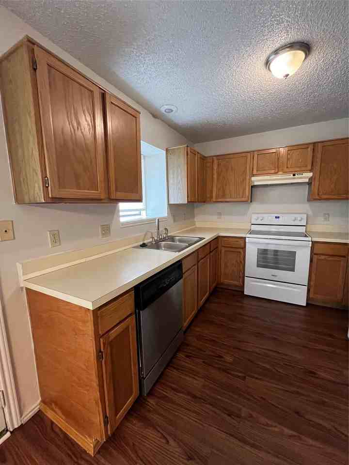 724 Ballard St - Photo 5 of 17