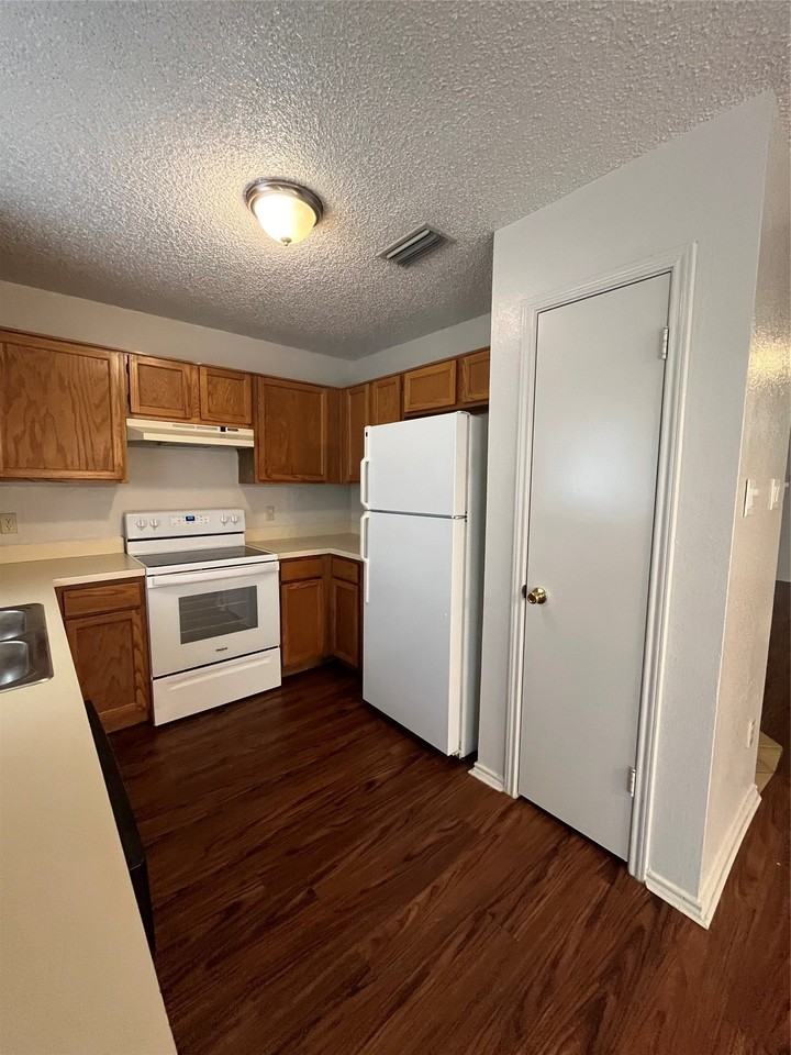 724 Ballard St - Photo 6 of 17