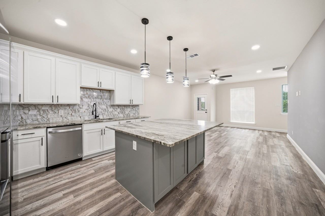 1603 Mignon Dr - Photo 3 of 16