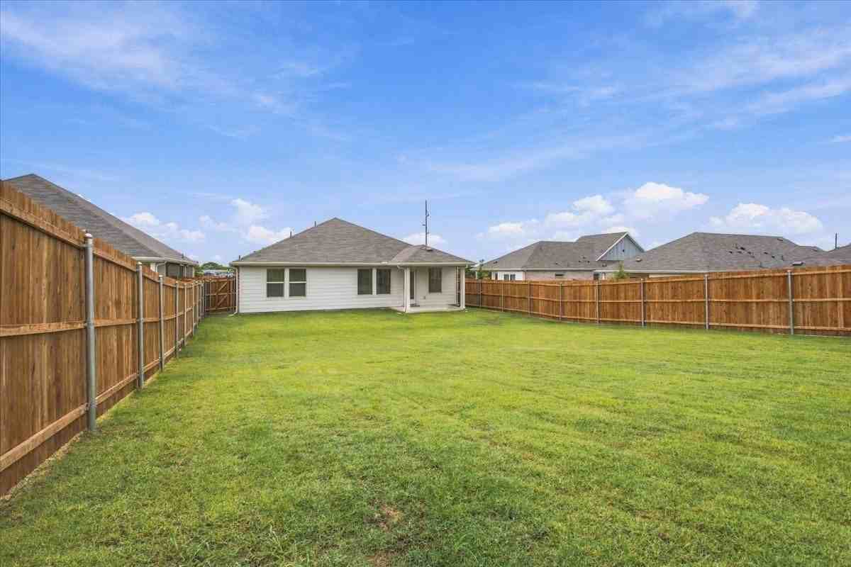 308 Winchester Ln - Photo 3 of 37