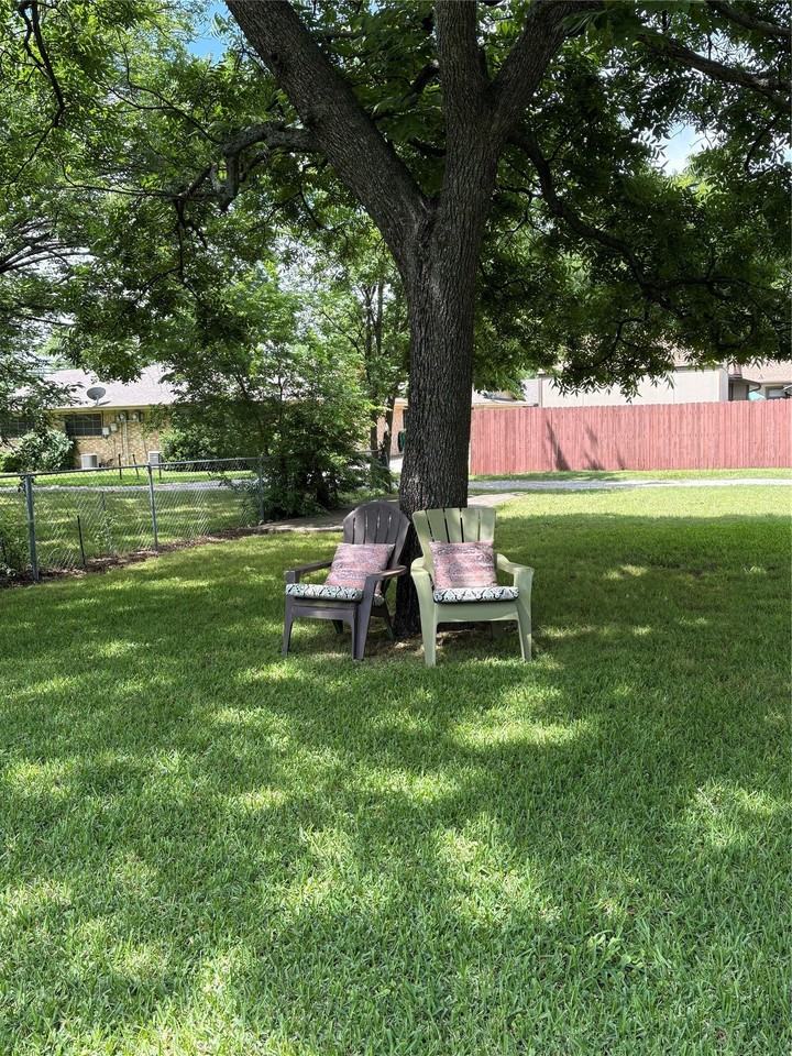 1910 N Travis St - Photo 4 of 18