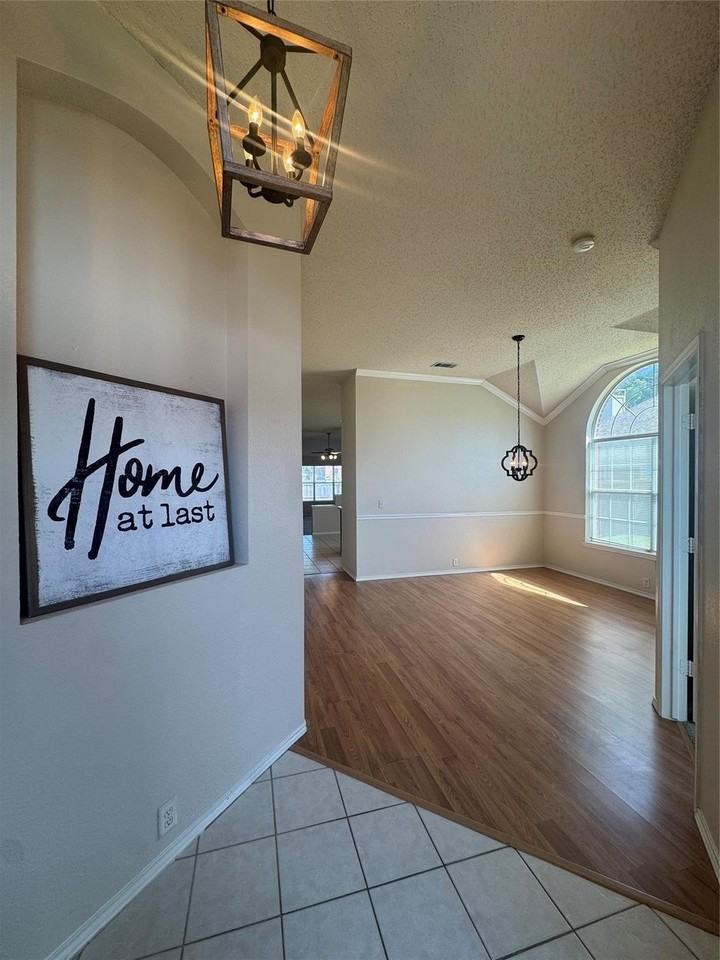 2405 Kariba Ln - Photo 3 of 20