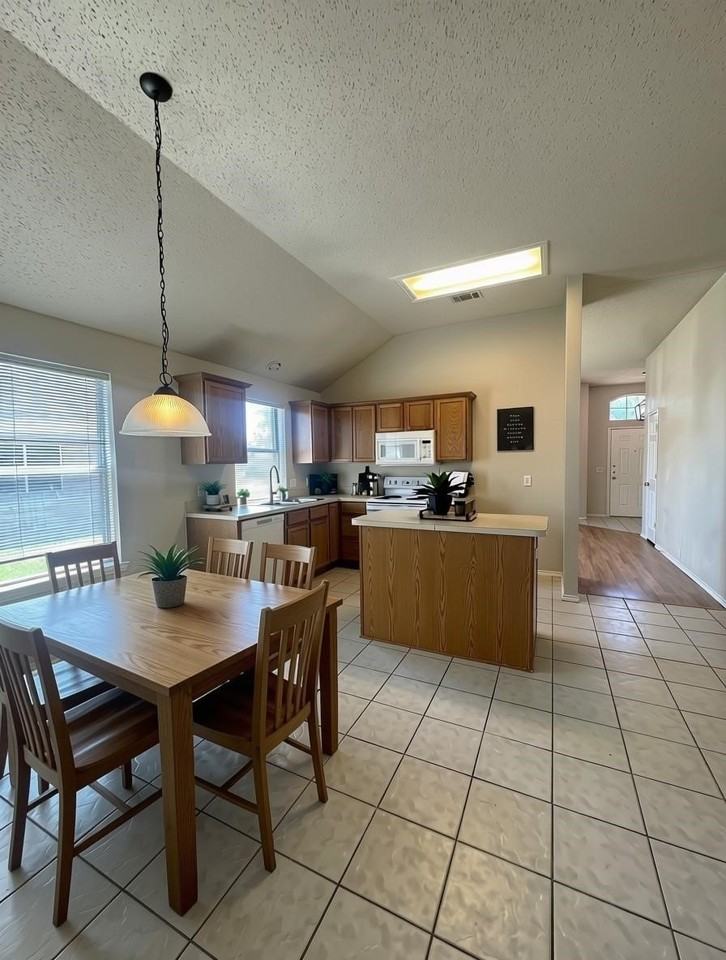 2405 Kariba Ln - Photo 6 of 20