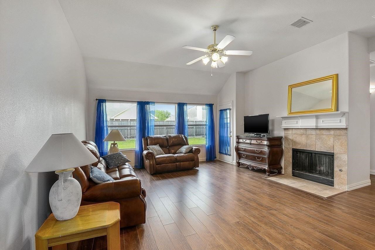 3404 Oleander Dr - Photo 5 of 16