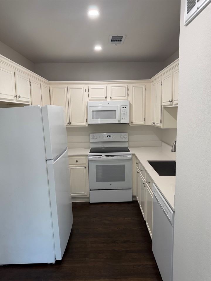 3929 Gilbert Ave #5 - Photo 5 of 12