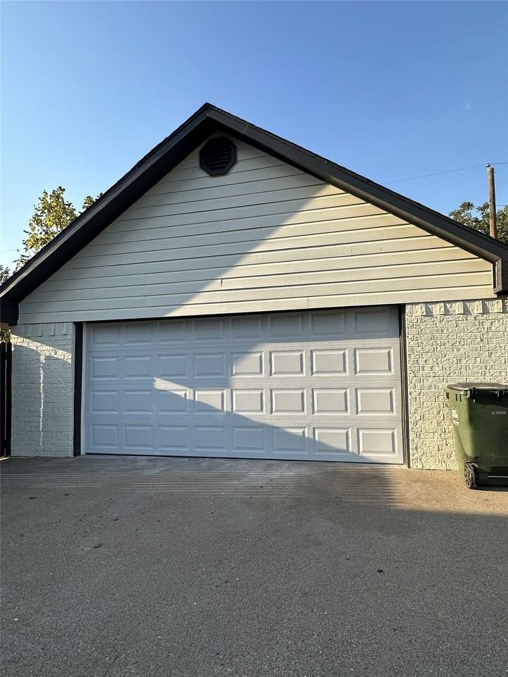 1151 Azalea Ln - Photo 5 of 39