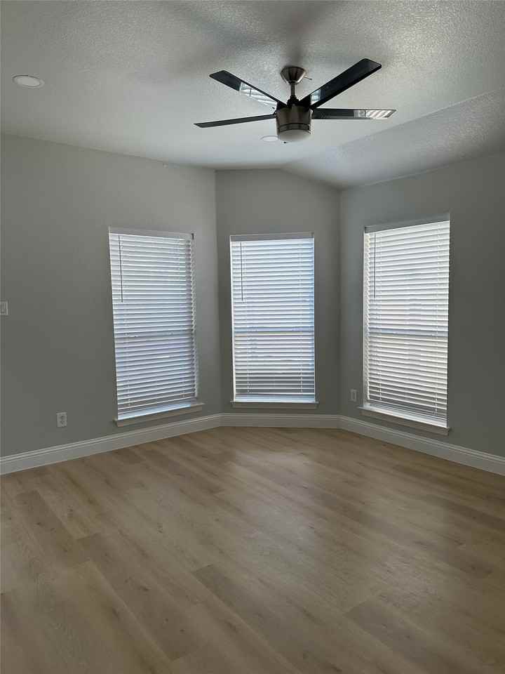 3160 Delaford Dr - Photo 3 of 22