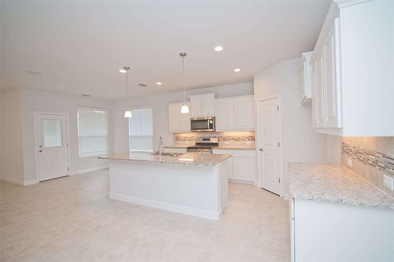 1021 Gillespie Dr - Photo 6 of 38
