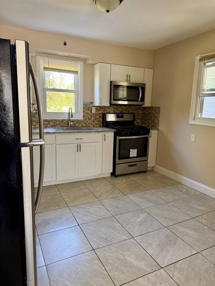 500 Park Ave - Photo 3 of 16