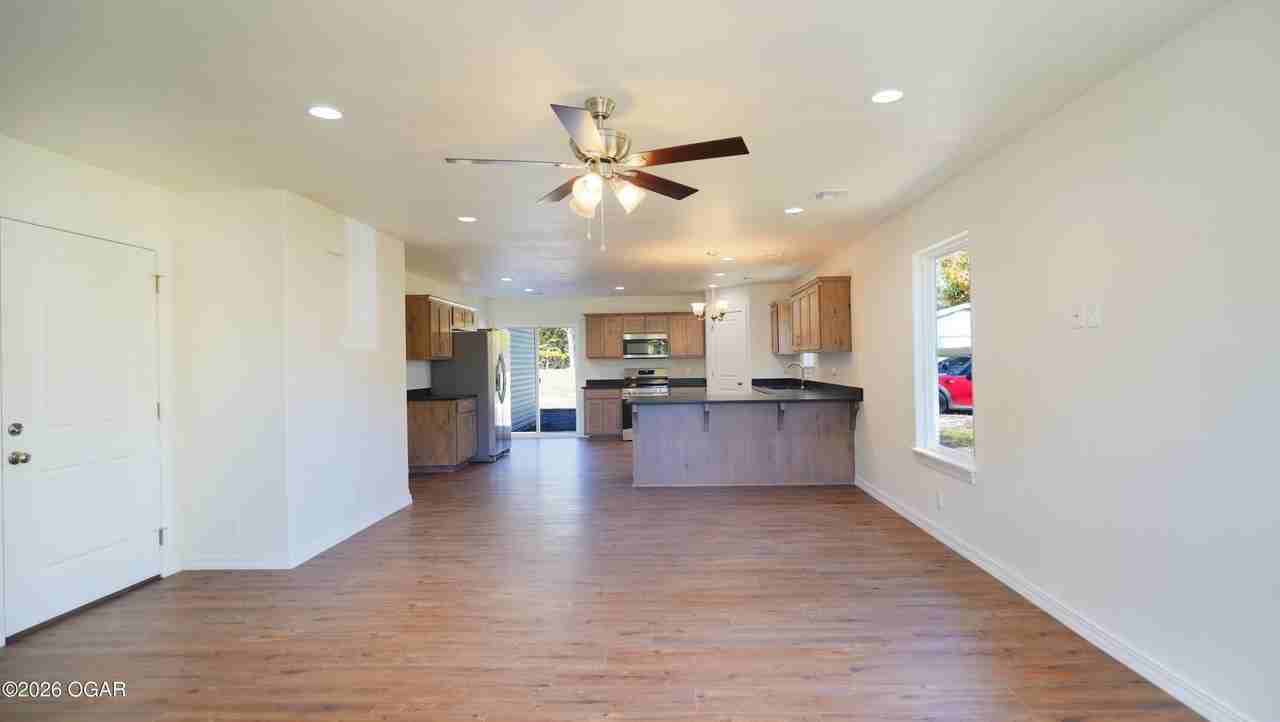 2605 Central St - Photo 2 of 20