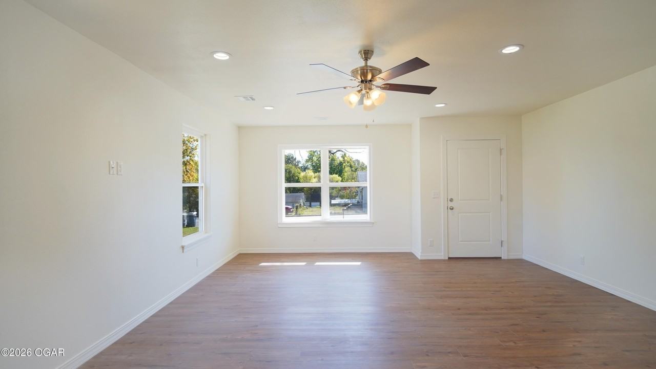2605 Central St - Photo 3 of 20