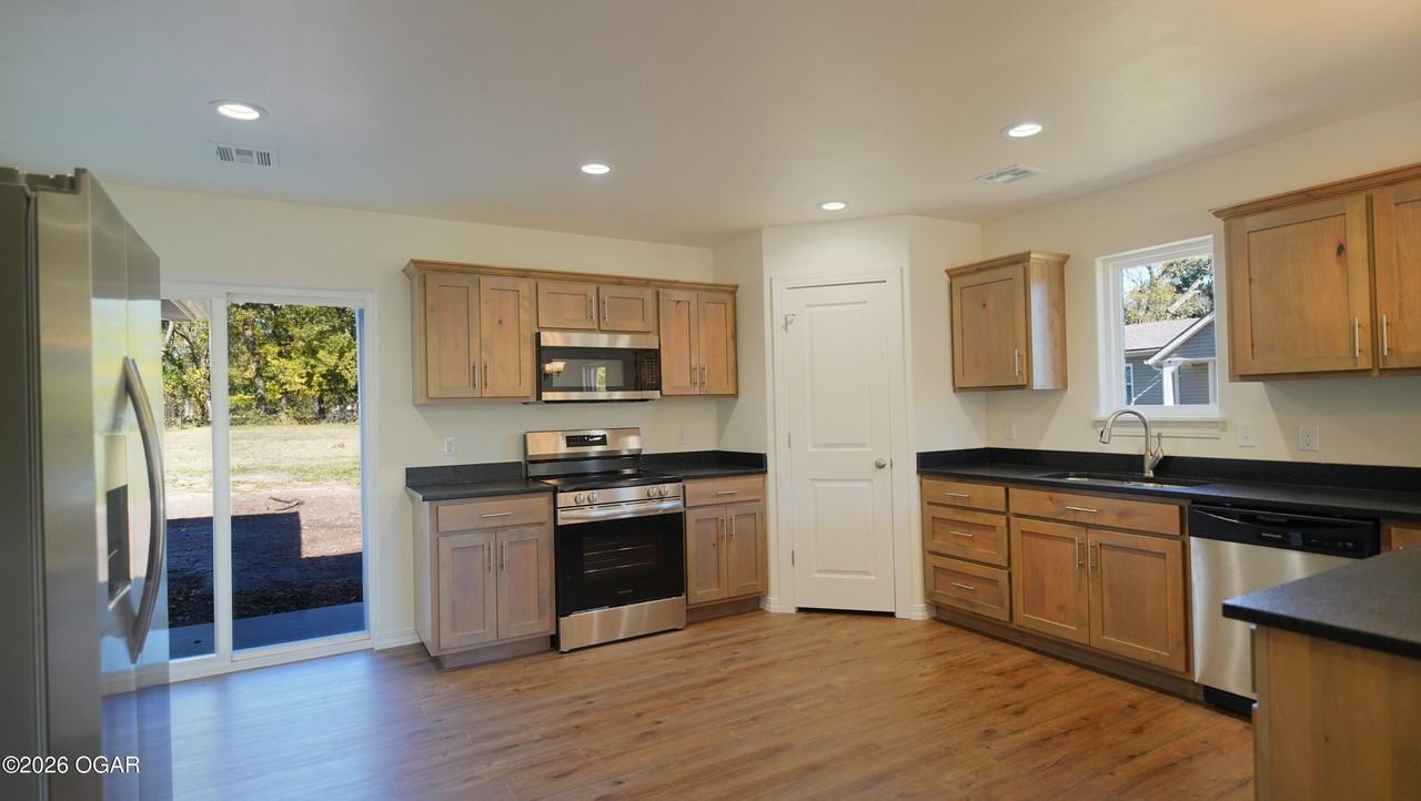 2605 Central St - Photo 4 of 20