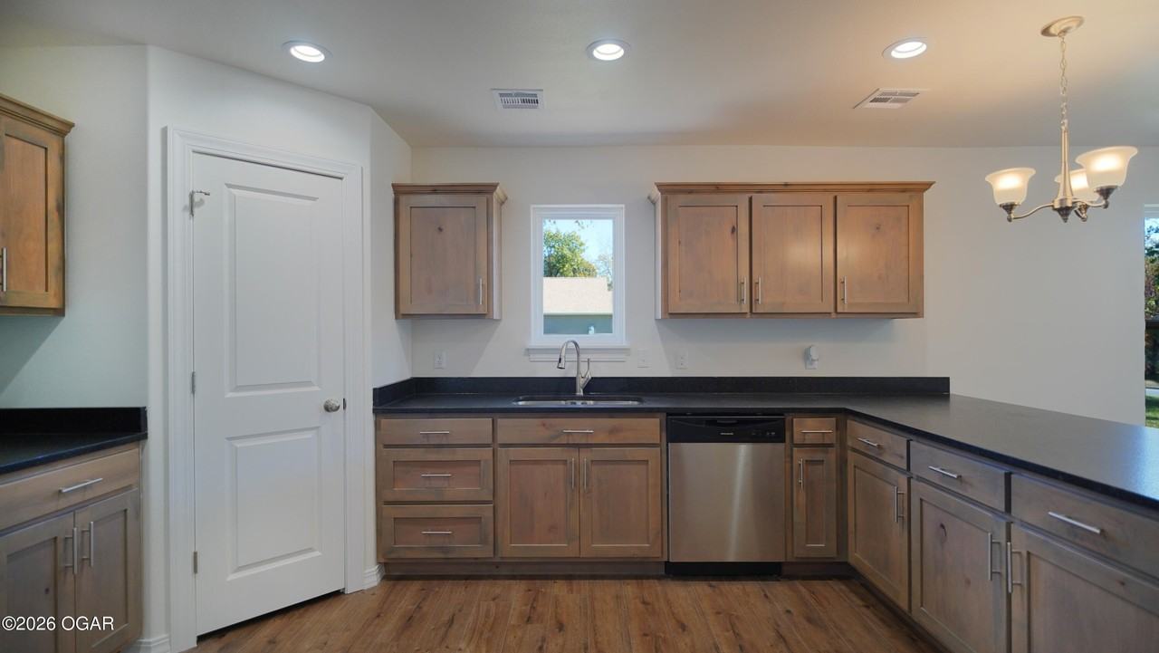 2605 Central St - Photo 5 of 20