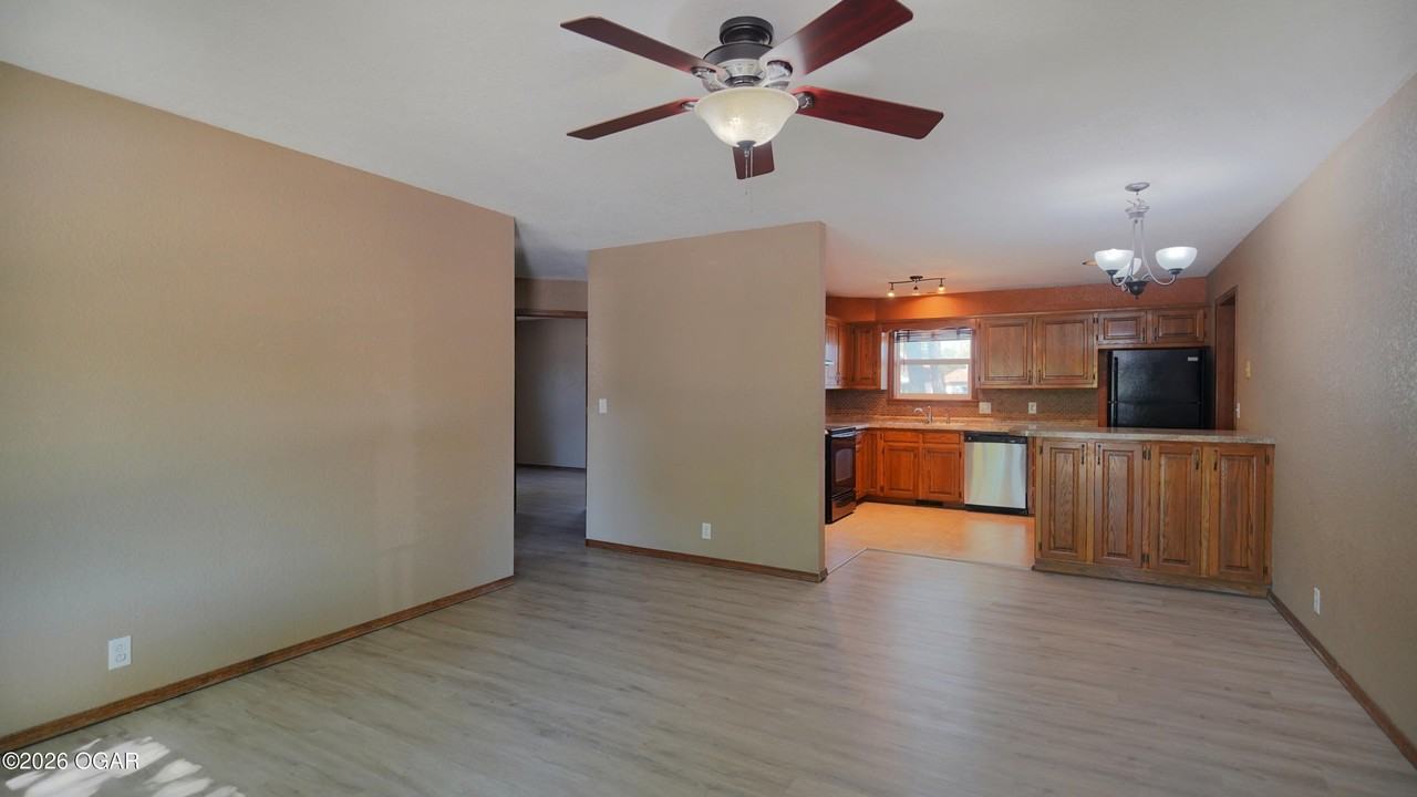707 W 21st St - Photo 2 of 15