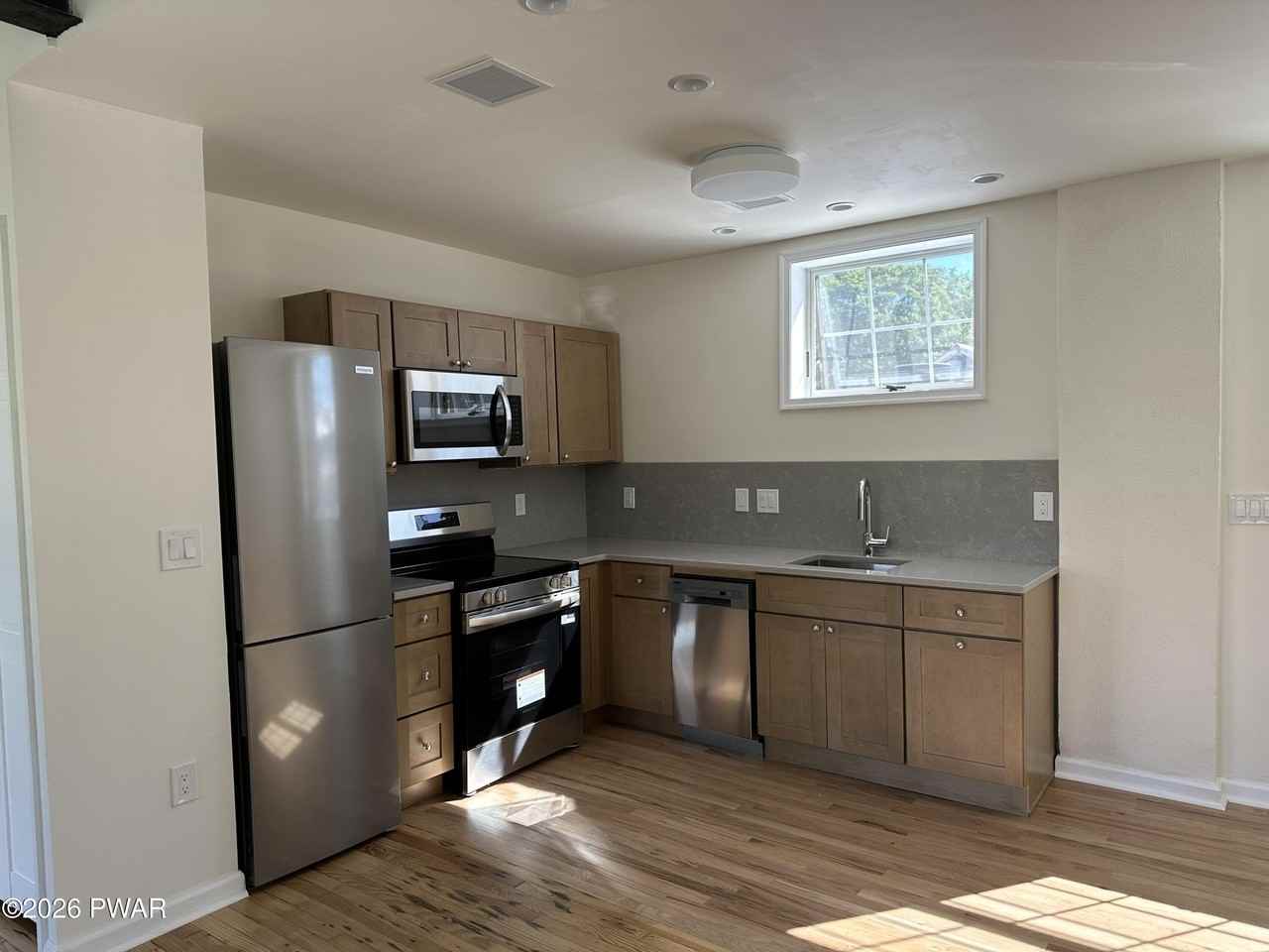 313 Broad St - Photo 3 of 8