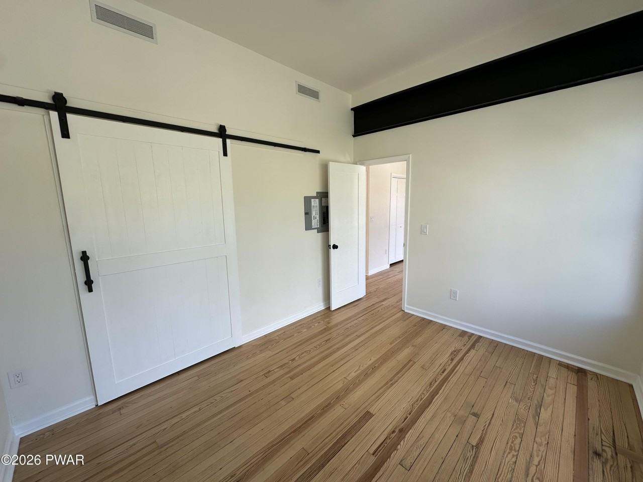 313 Broad St - Photo 7 of 8
