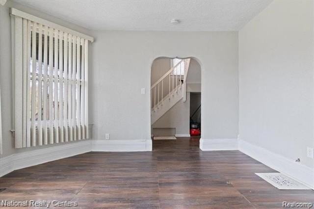 932 E Euclid St - Photo 4 of 21