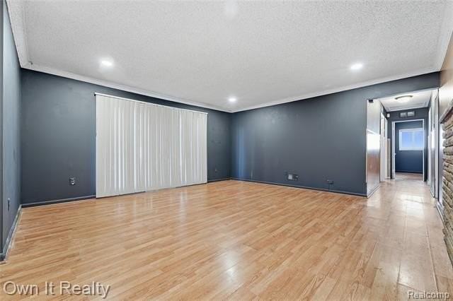 25440 W Warren St - Photo 5 of 26