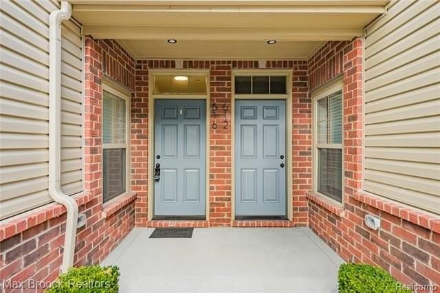 616 Pointe Dr - Photo 2 of 49