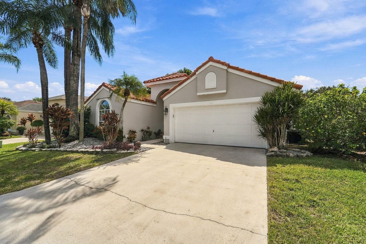 1317 Fairfax Cir E - Photo 3 of 34