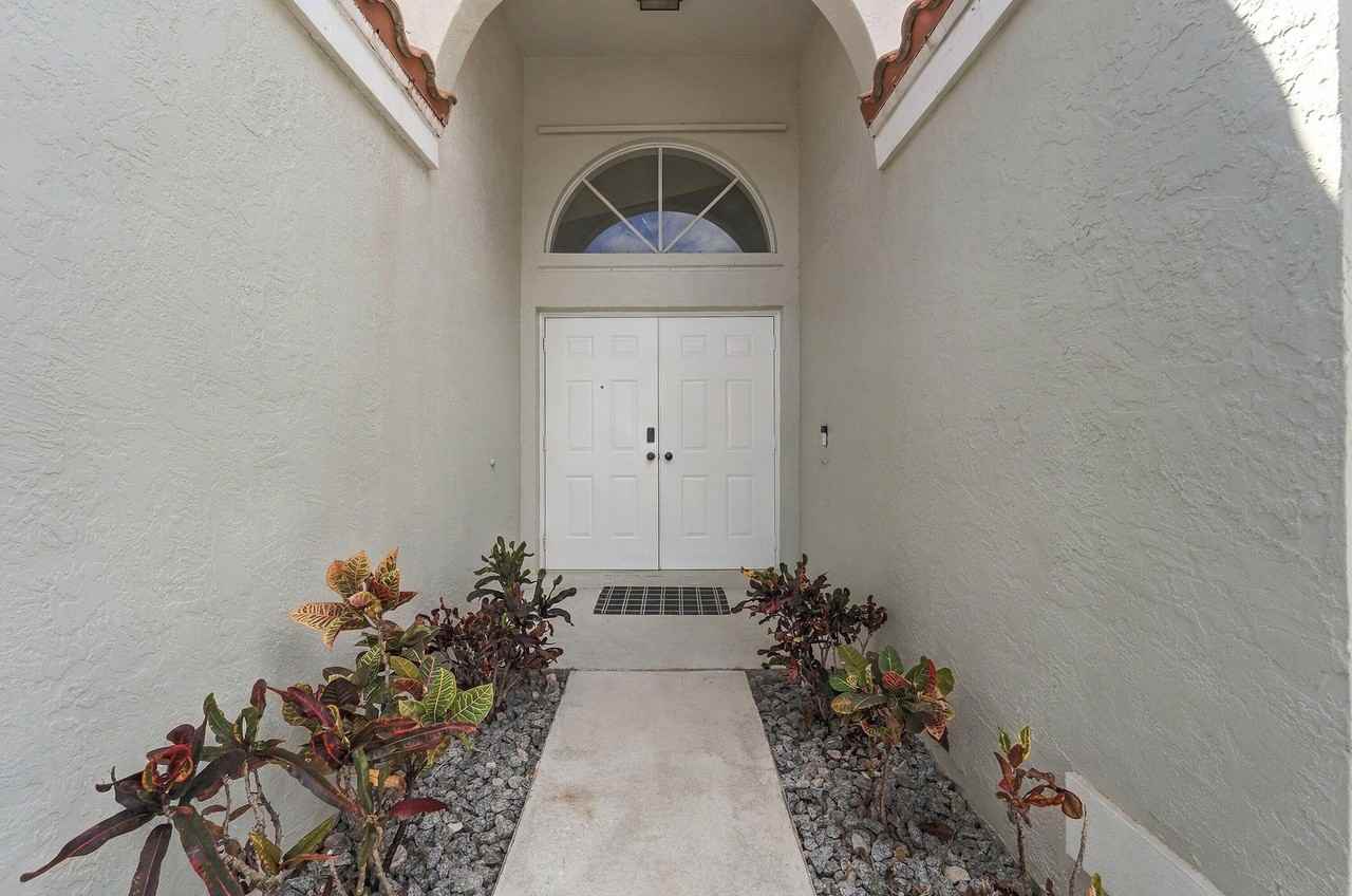 1317 Fairfax Cir E - Photo 4 of 34