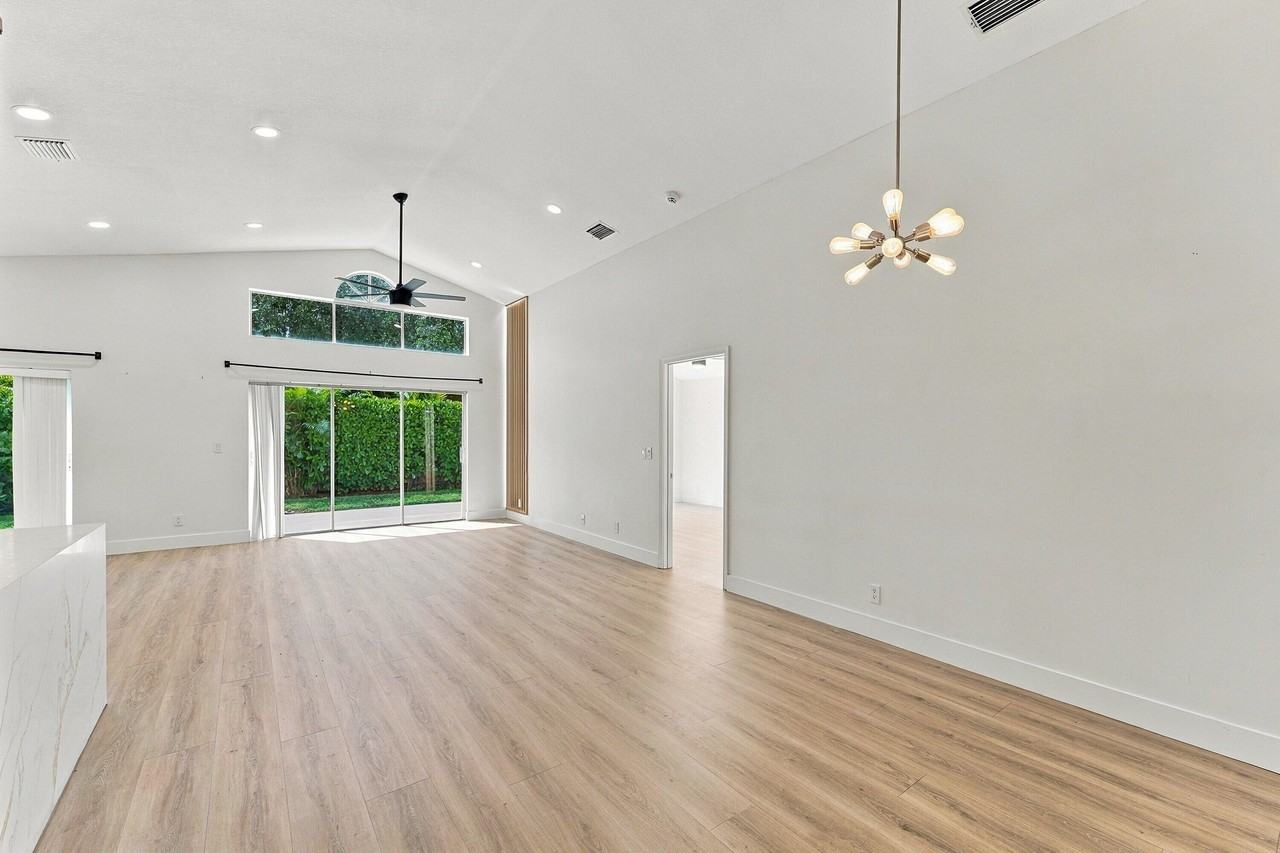 1317 Fairfax Cir E - Photo 6 of 34