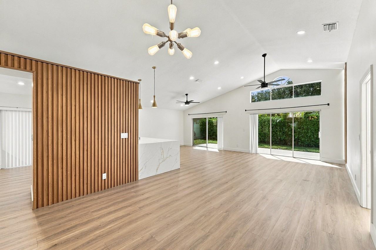 1317 Fairfax Cir E - Photo 7 of 34