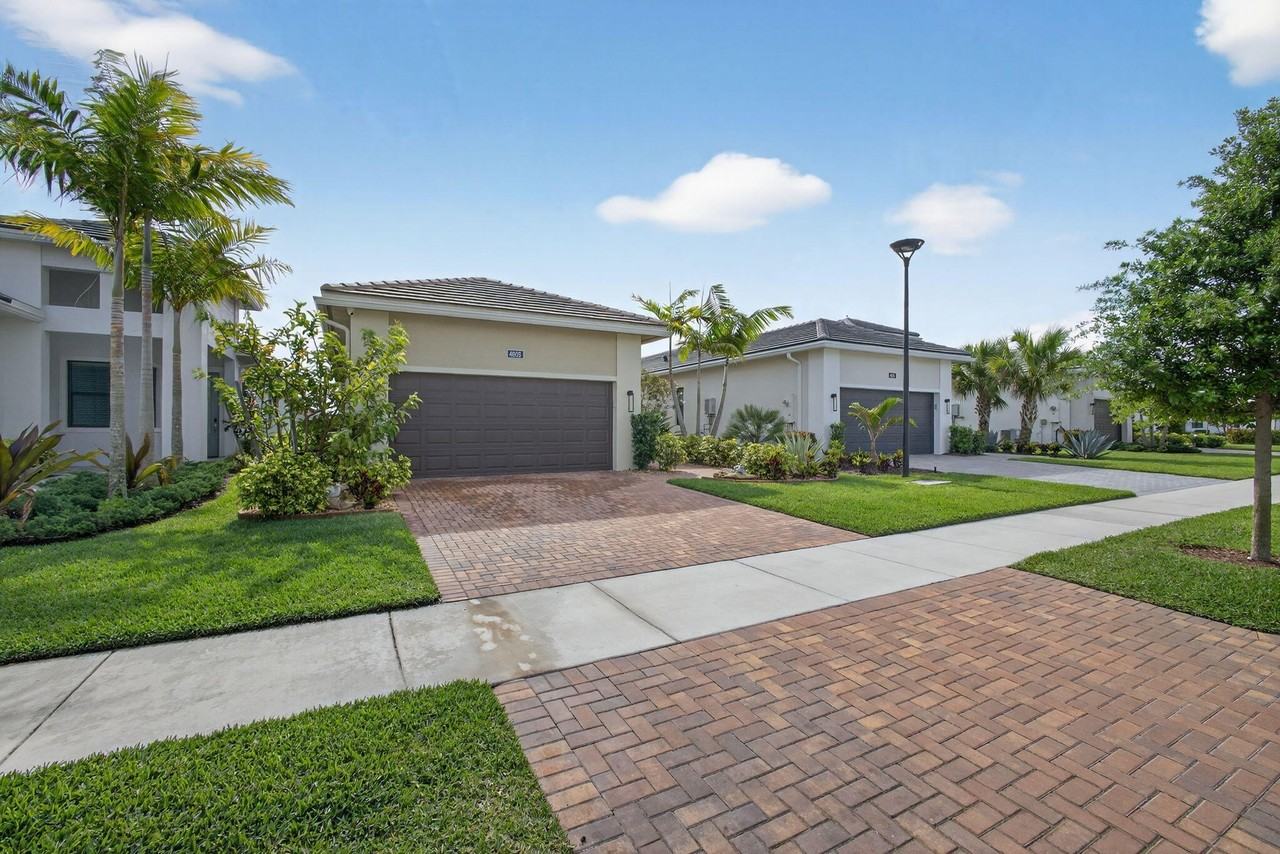 4805 Saint Armands Way - Photo 2 of 50