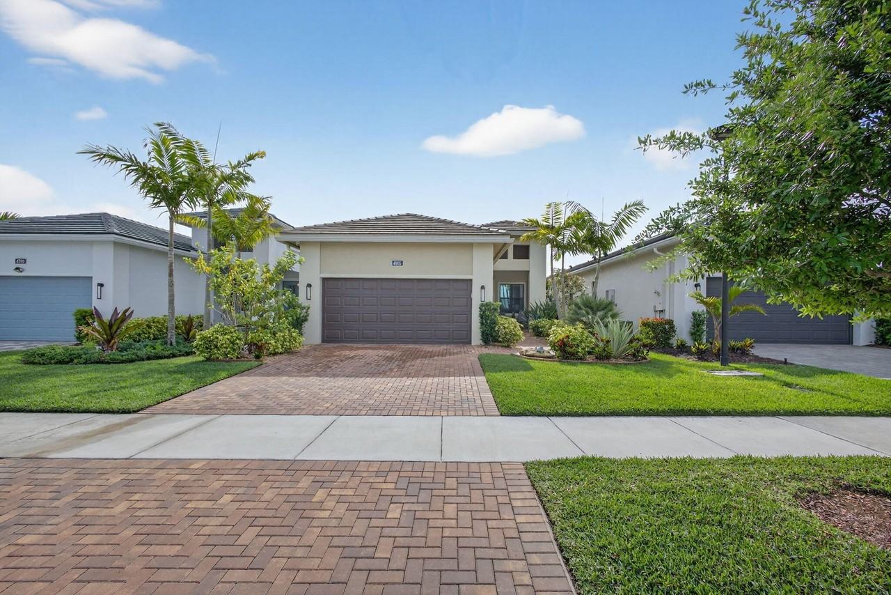 4805 Saint Armands Way - Photo 3 of 50