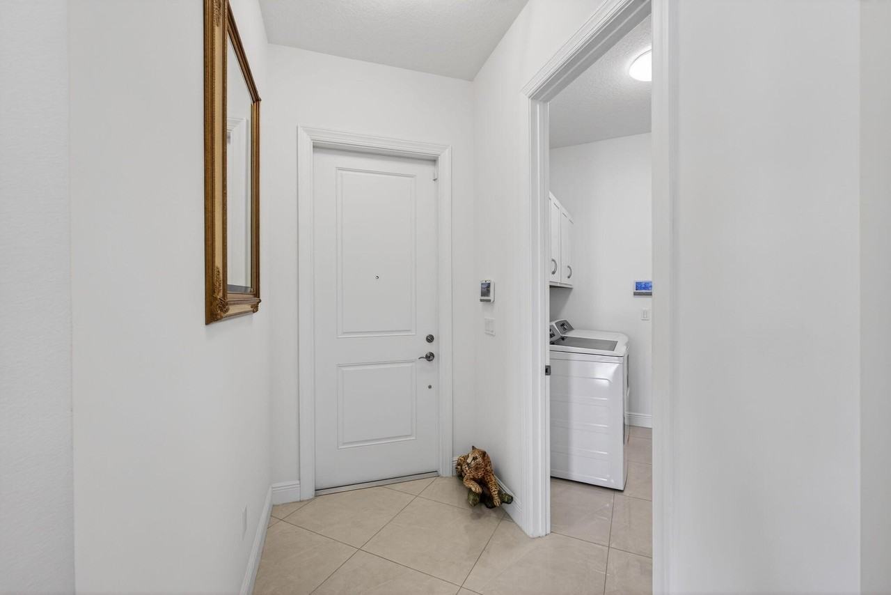 4805 Saint Armands Way - Photo 7 of 50