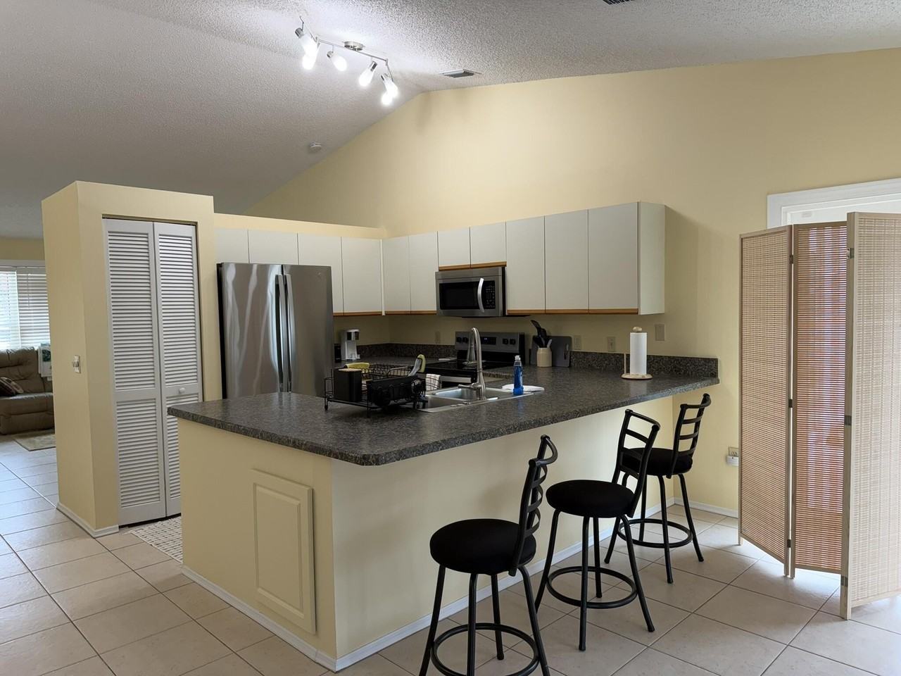 404 Ne Camelot Dr - Photo 2 of 29