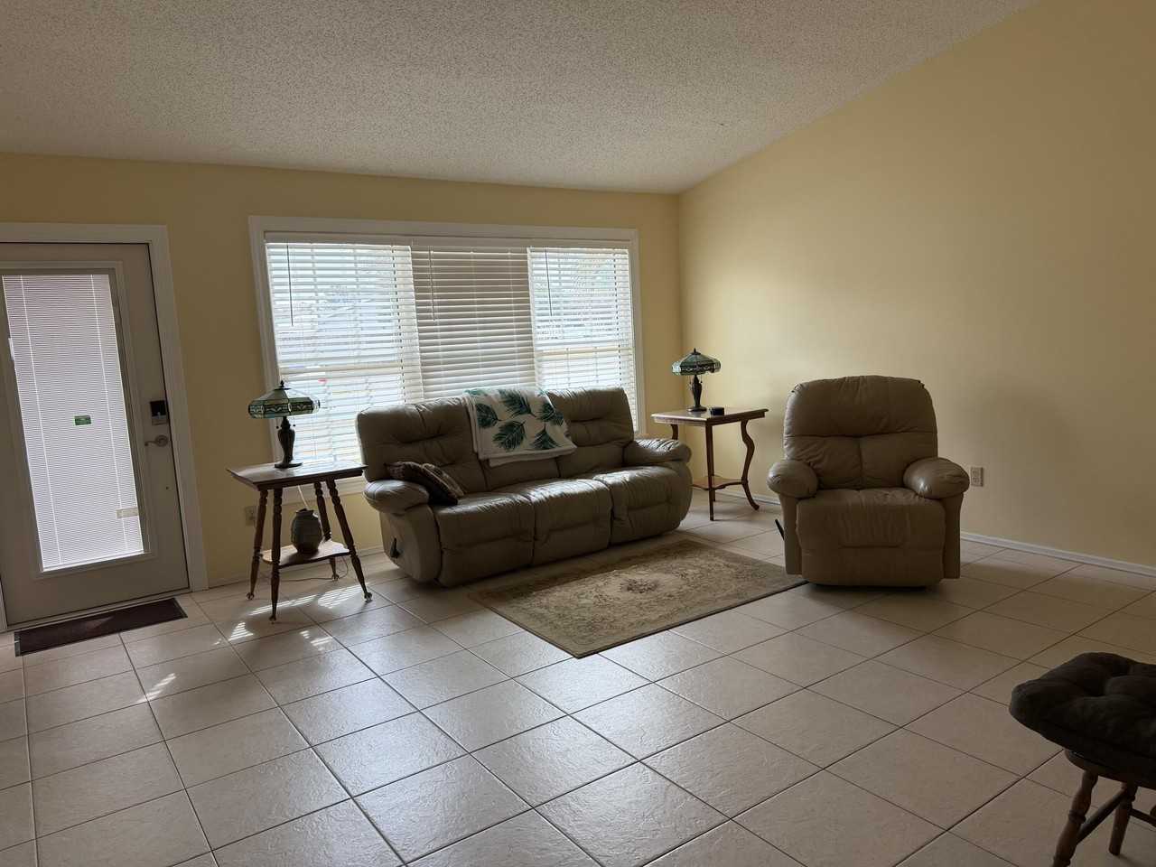 404 Ne Camelot Dr - Photo 3 of 29