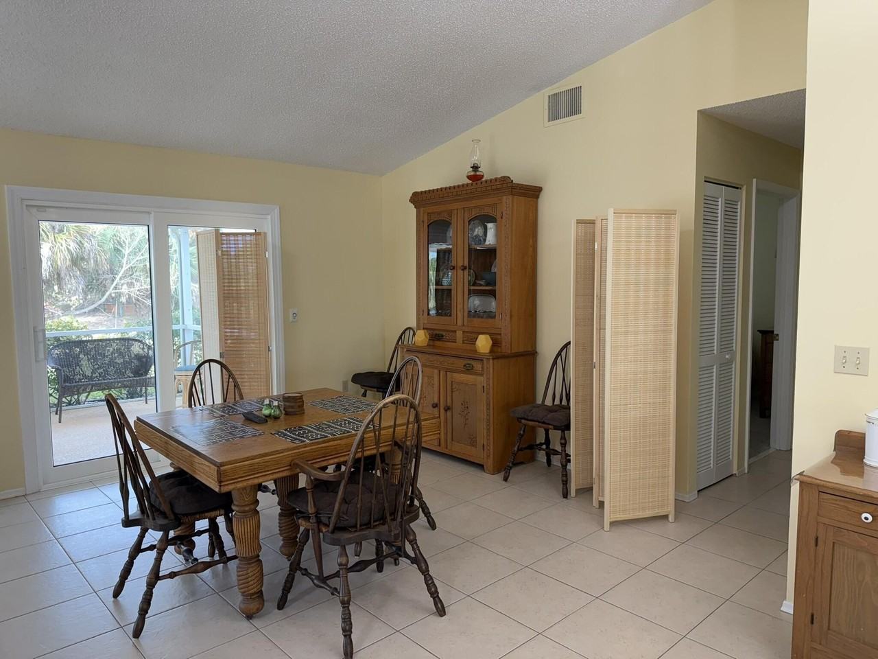 404 Ne Camelot Dr - Photo 5 of 29