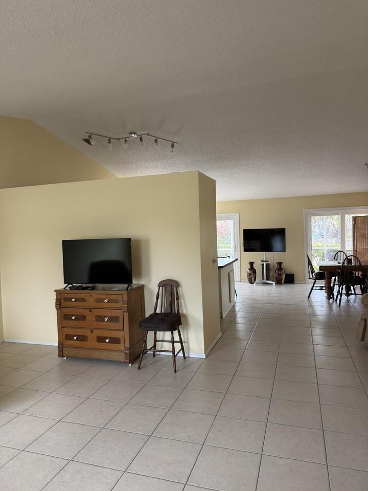 404 Ne Camelot Dr - Photo 6 of 29