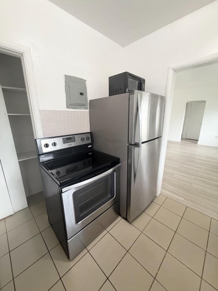 107 Calabria Ave #7 - Photo 2 of 10
